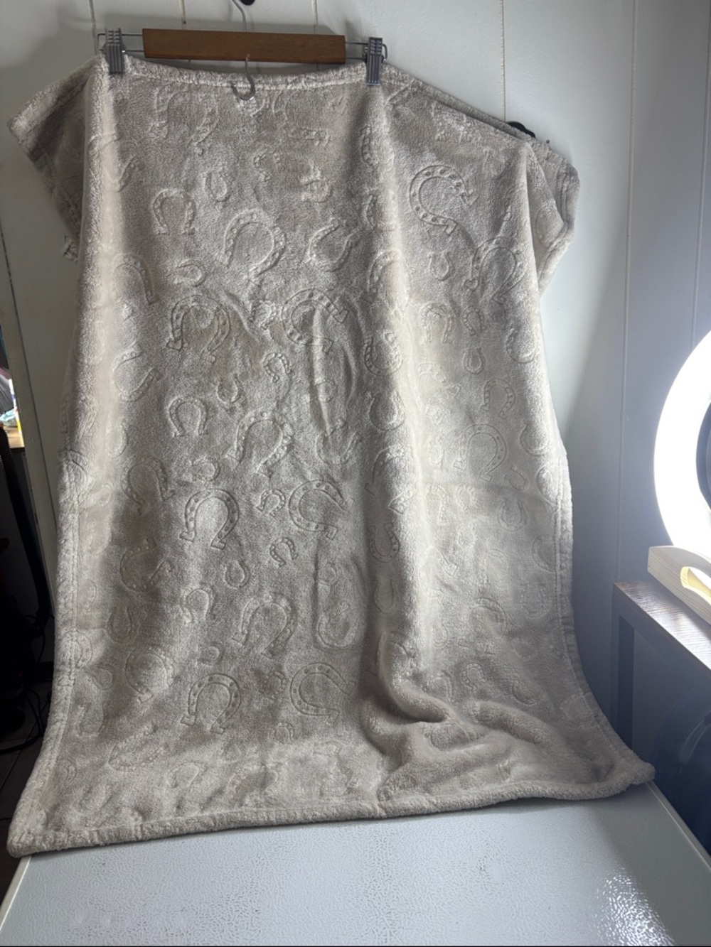 Plush Horseshoe Pattern Baby Blanket - Cream